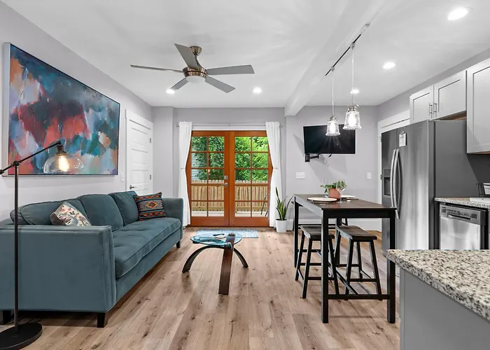 Downtown Retreat - Private Yard- Parking