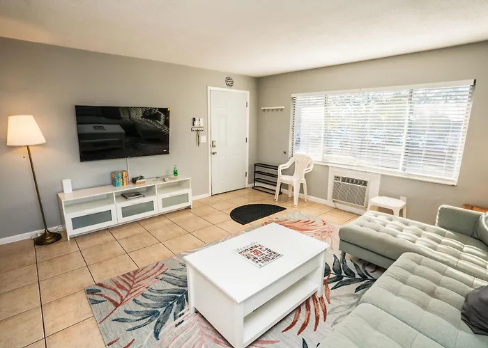 Stylish Clearwater Condo Near Beach And Dining