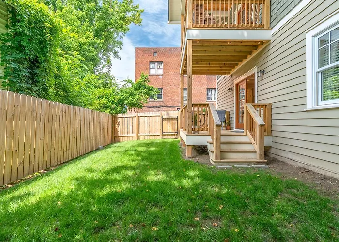 Downtown Retreat - Private Yard- Parking