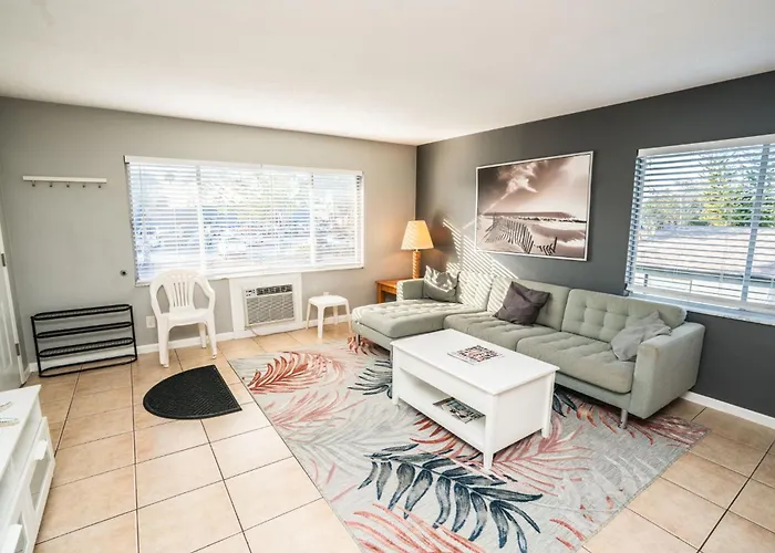 Stylish Clearwater Condo Near Beach And Dining