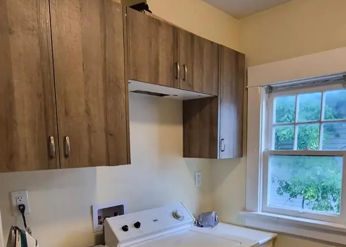 Clifton Hill Getaway: Spacious Kitchen Suite Near Falls & Casino