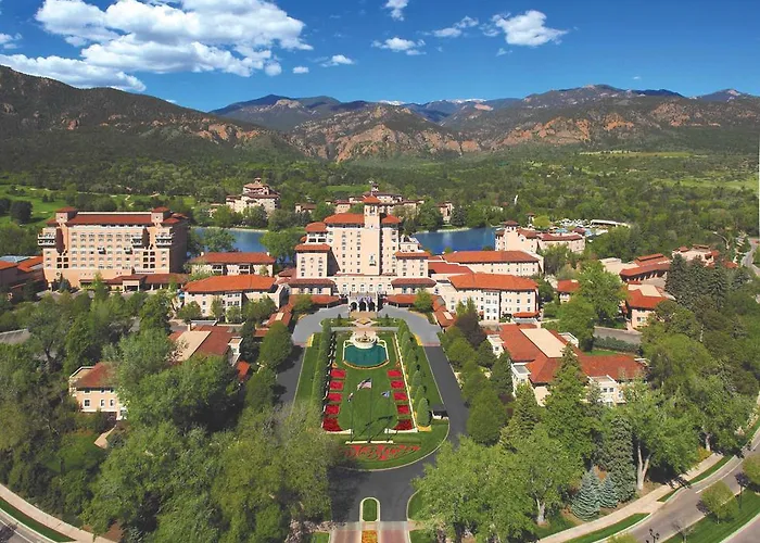Colorado Springs Hotels with Tennis Court