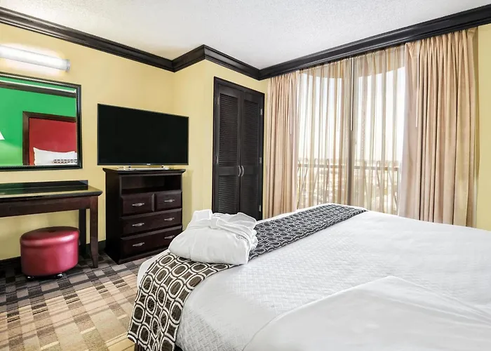 Crowne Plaza Suites Houston - Near Sugar Land